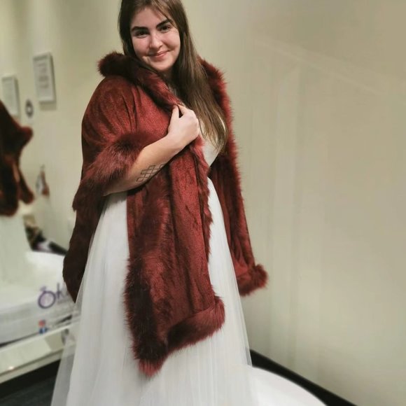 Red faux fur hooded shawl - Picture 8 of 12